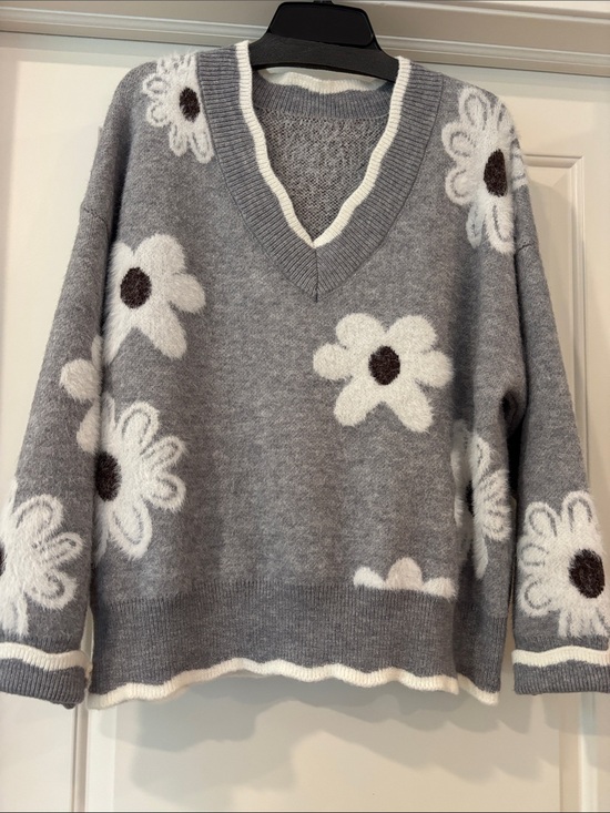 Sweaters - New w/o Tags - Grey Floral V-Neck Sweater with White Daisies M/L